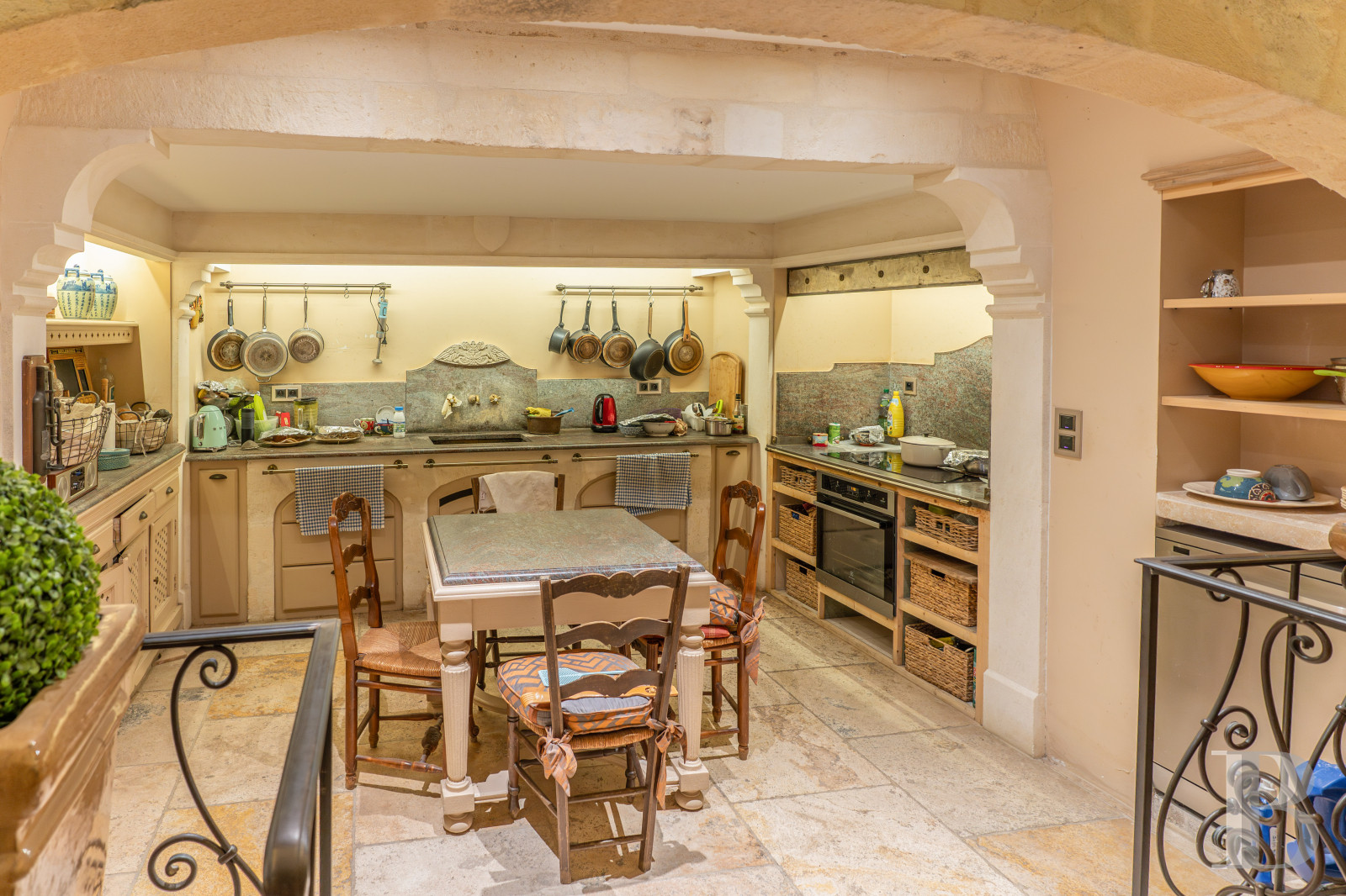 A flat in a private mansion in the Arles Mannerist style in Tarascon, the emblematic city of the Counts of Provence - photo  n°15